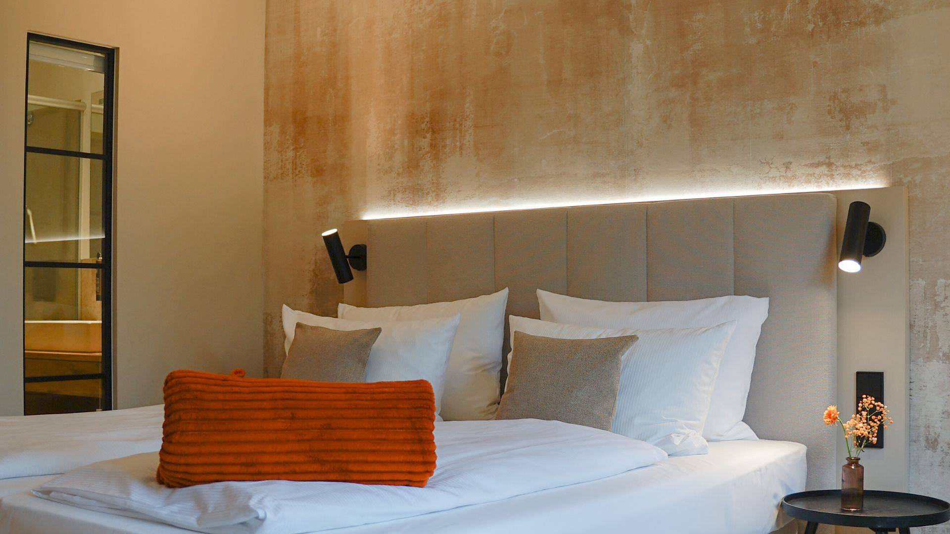 natur.plus-zimmer_leinsweiler-hof_bett-seitlich