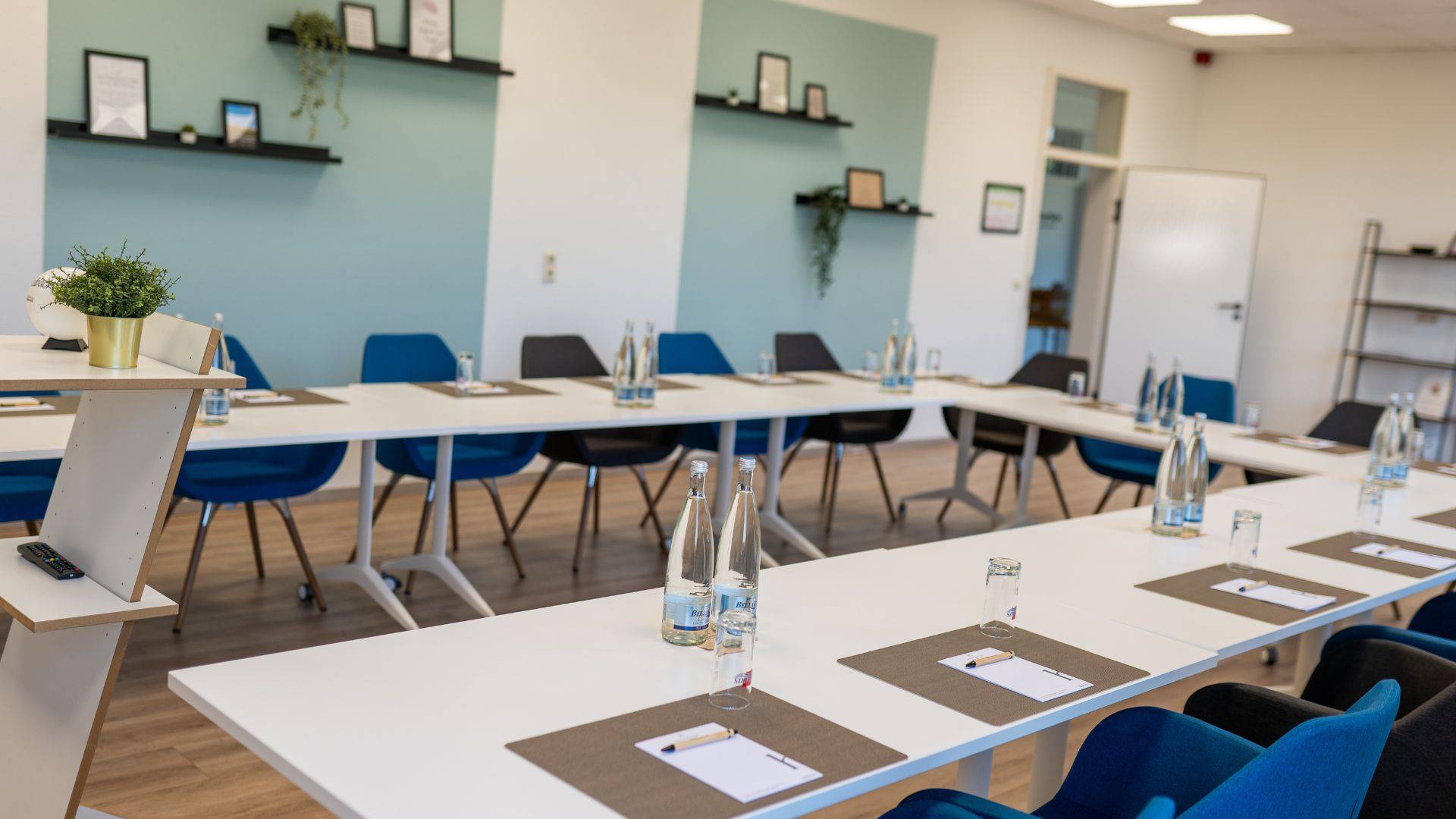 Tagungsraum Neucastell im Leinsweiler Hof mit U-Form-Bestuhlung und flexiblen, rollbaren Tischen für Meetings und Workshops in der Südpfalz.
