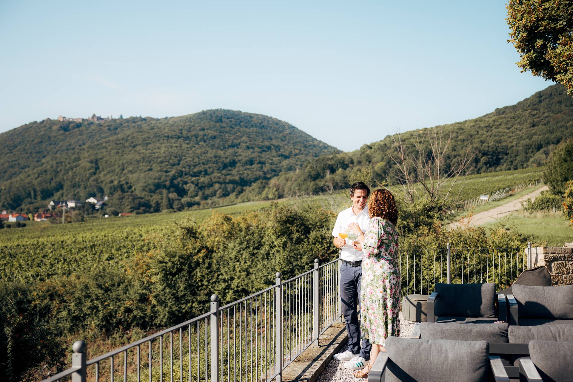Terrasse im Leinsweiler Hof mit Blick zur Madenburg und in den Schwarzwald