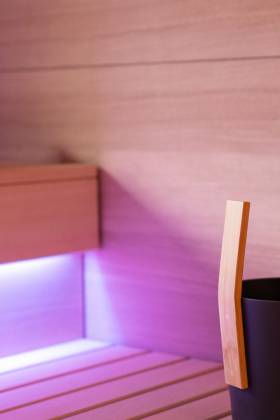 sauna-mit-aufguss-und-beleuchtung