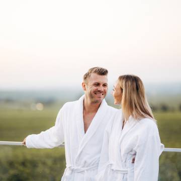 Paar im Wellness bademantel Leinsweiler Hof