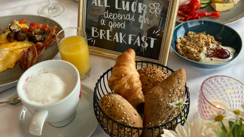 Late riser breakfast image