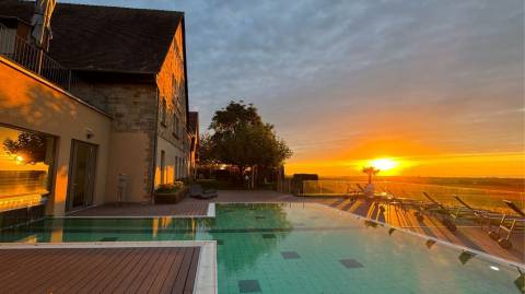 Sundowner.Weinbergs.Walk image
