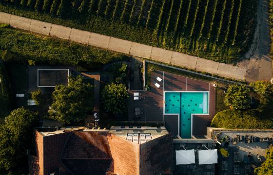 Ueberblick ueber Terrasse, Wellness und Hauptgebaeude Leinsweiler Hof