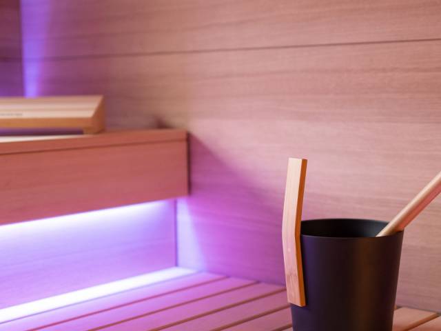 sauna-mit-aufguss-und-beleuchtung