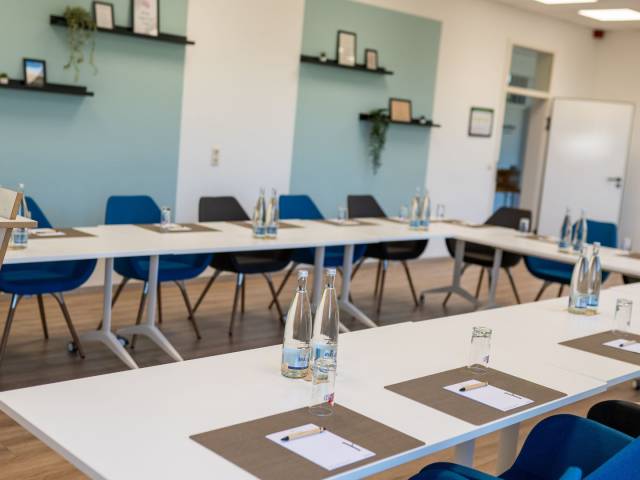 Tagungsraum Neucastell im Leinsweiler Hof mit U-Form-Bestuhlung und flexiblen, rollbaren Tischen für Meetings und Workshops in der Südpfalz.