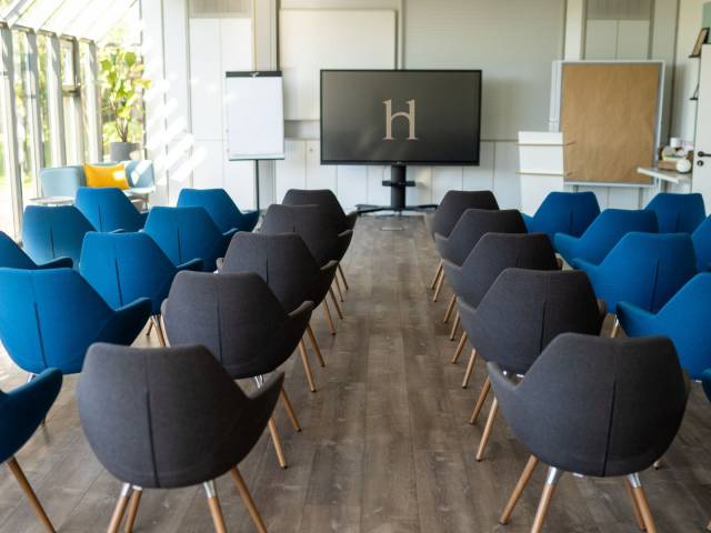 Trifels meeting room at Leinsweiler Hof with theatre-style seating, a presentation screen and space for events of up to 80 participants