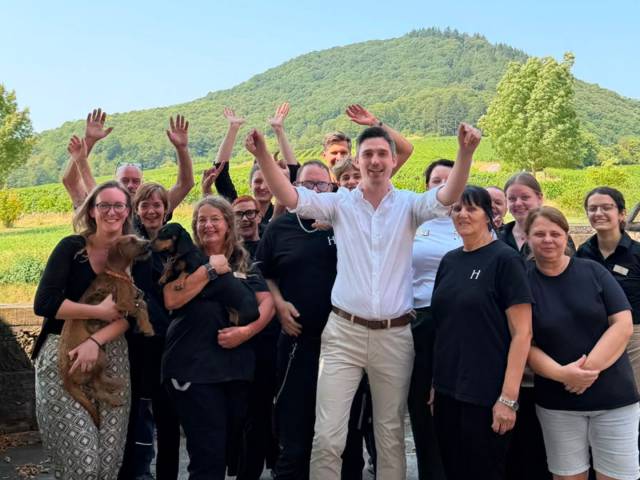 Teambild mit Hunden auf der Panoramaterrasse