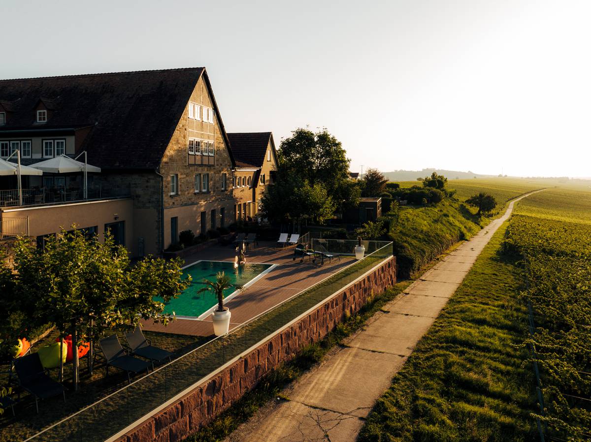 Hotel Leinsweiler Hof Aussen mit Pool und Ausblick
