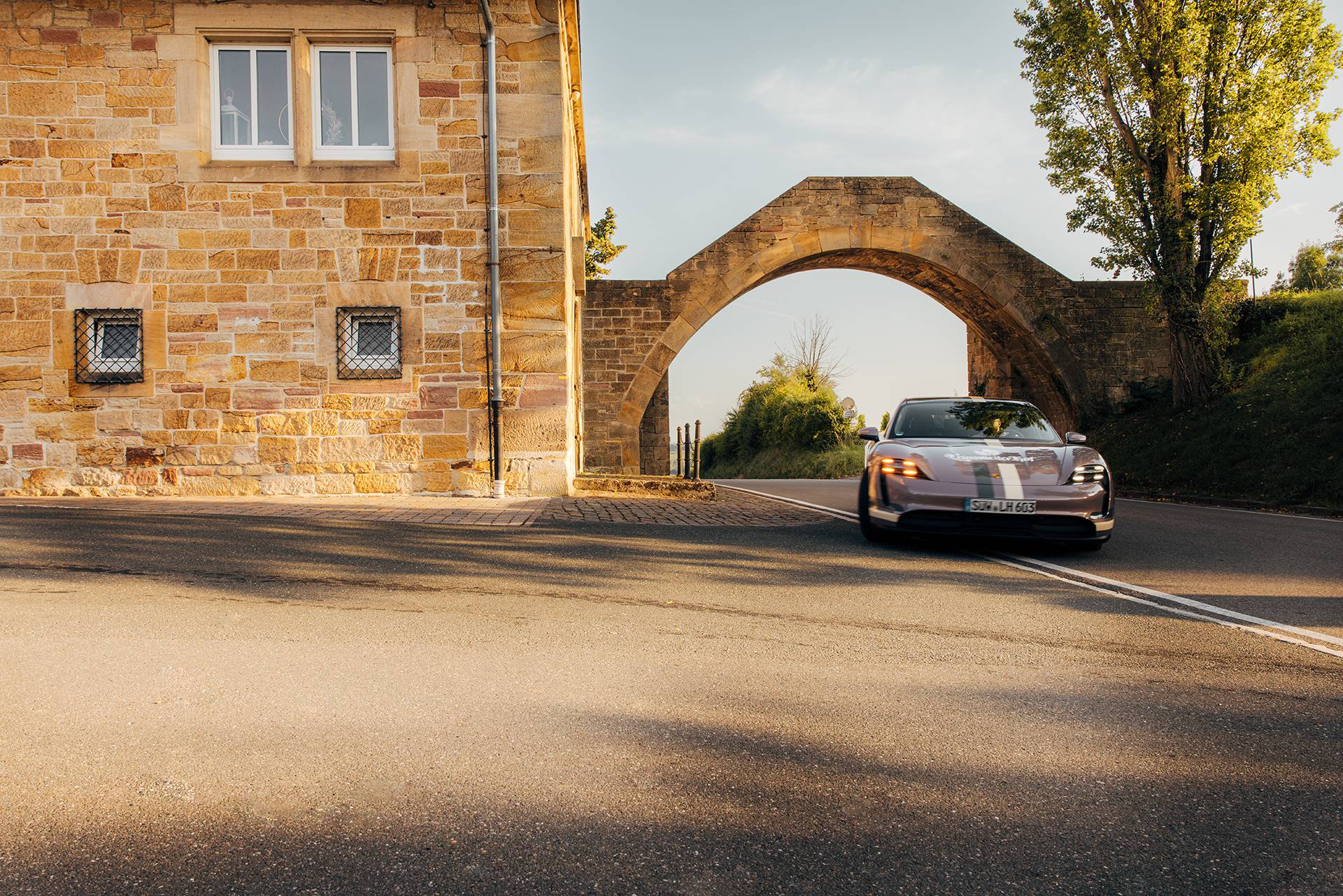 Hotel Leinsweiler Hof Einfahrt Porsche