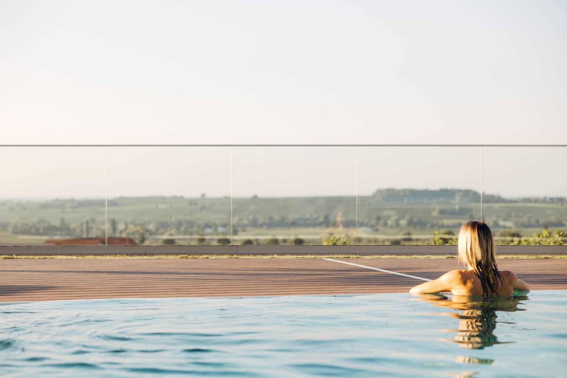 Frau im Aussenpool im Leinsweilerhof