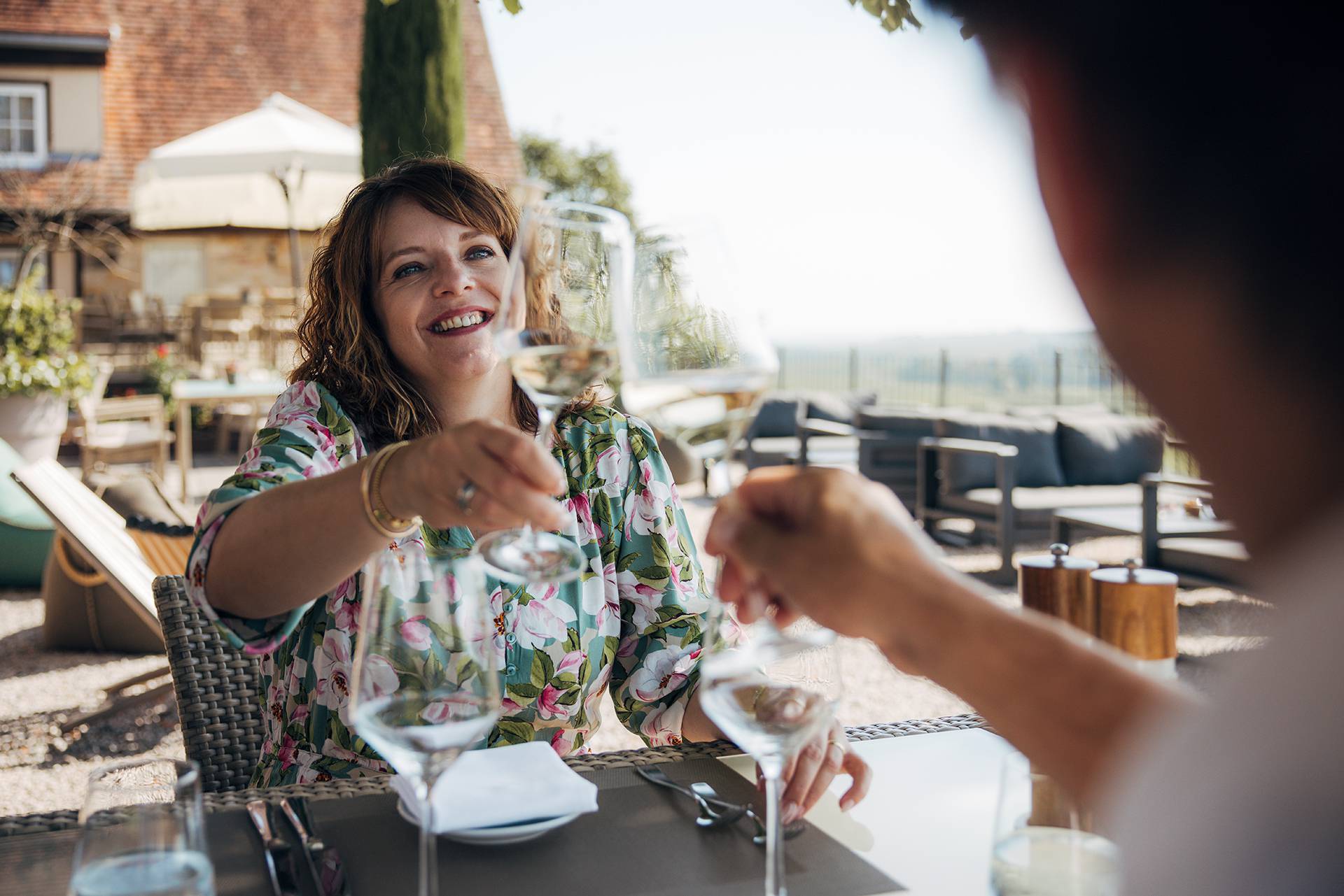 Anstoßen auf der Terrasse Hotel Leinsweiler Hof