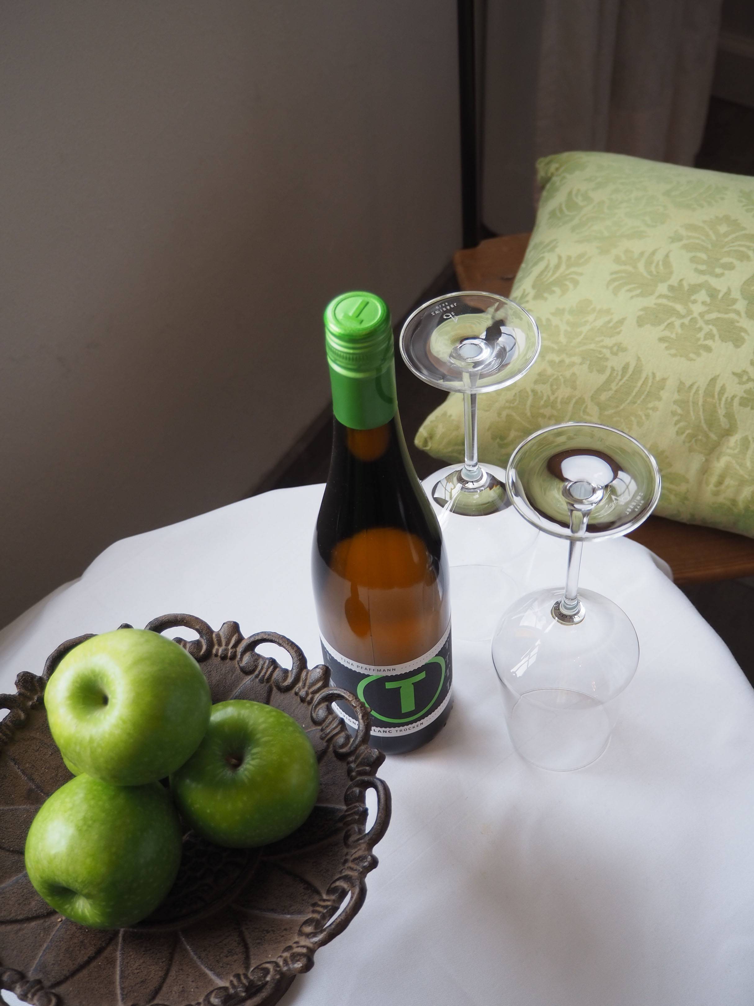 Wein auf dem Hotelzimmer Leinsweiler Hof