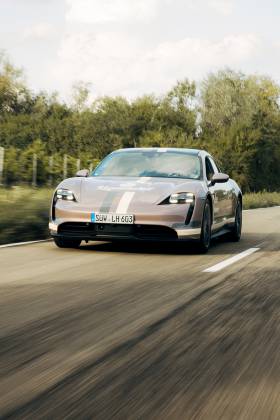 Porsche auf der Strasse in der Pfalz