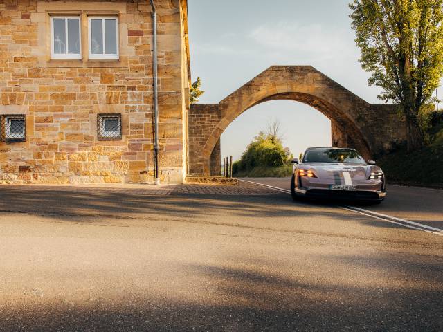 Hotel Leinsweiler Hof Einfahrt Porsche