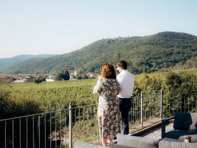 Paar auf der Terrasse Restaurant Leinsweiler Hof