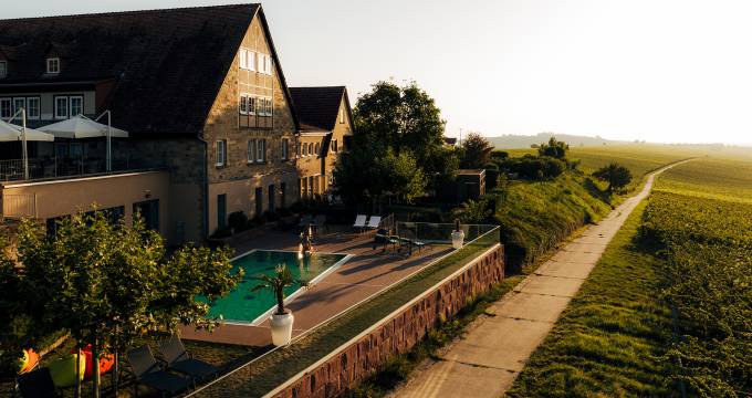 Hotel Leinsweiler Hof Aussen mit Pool und Ausblick