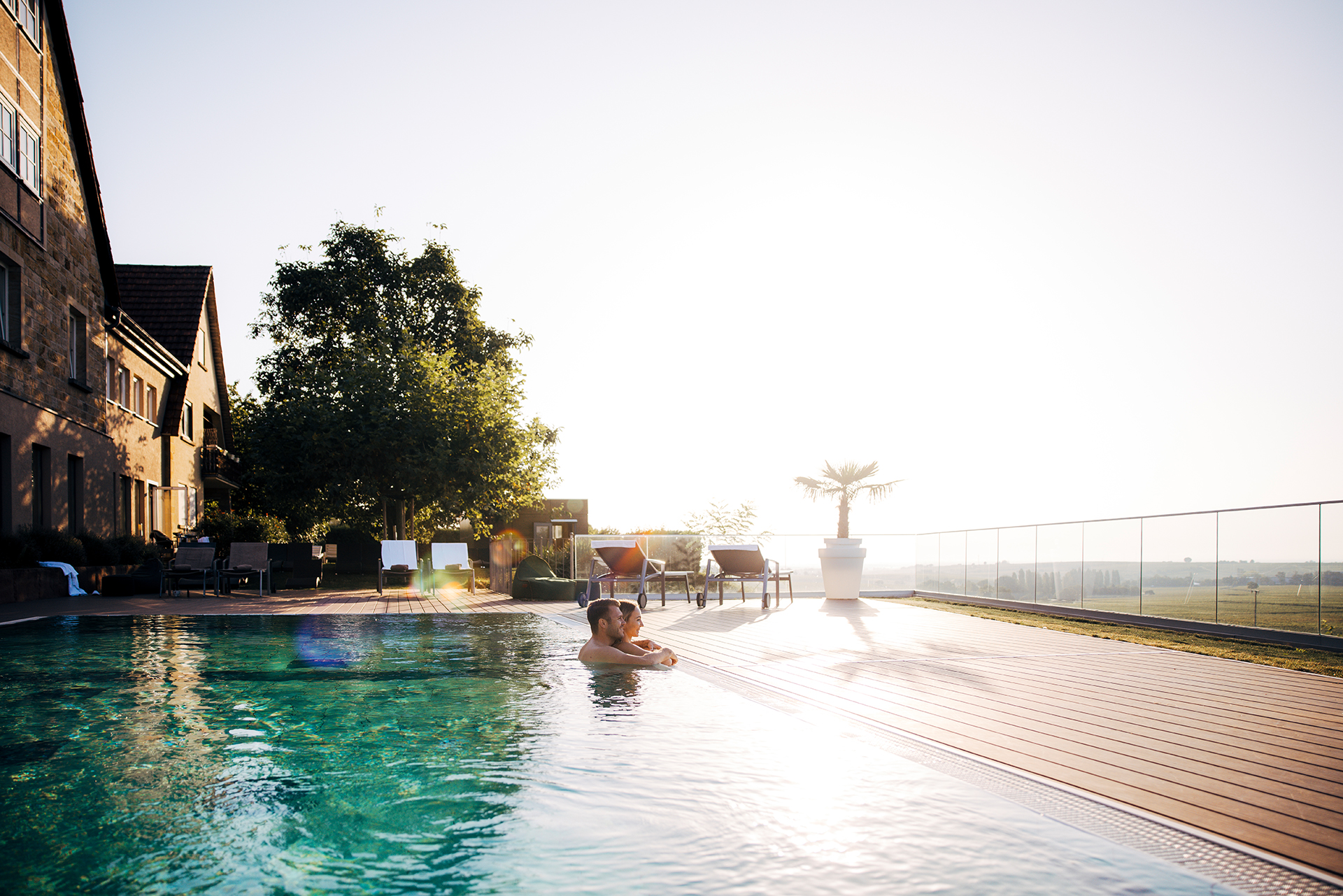 Paar im Pool Leinsweiler Hof mit Blick ins Elsass